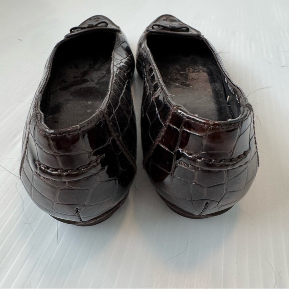 Stuart Weitzman pointy toe crocodile embossed patent leather flats with bow 5.5 - Picture 4 of 9